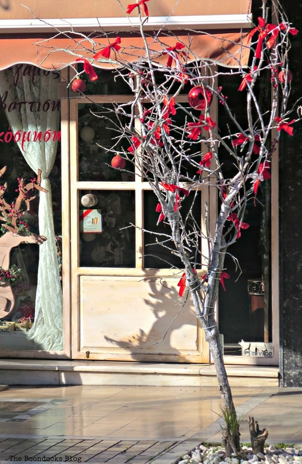 A tree with red bows, Christmastime in the heart of the city - the boondocks blog