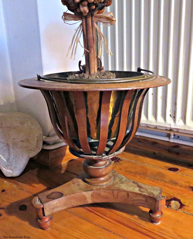 A wooden plant stand, A house full of tresures - The boondocks blog