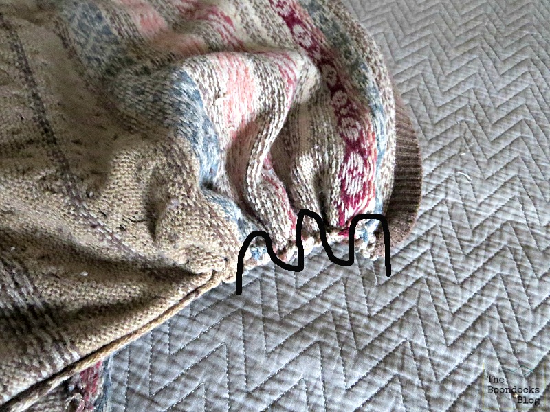 gathering the ends of sweaer, sweater pillows the easy way - www.theboondocksblog.com