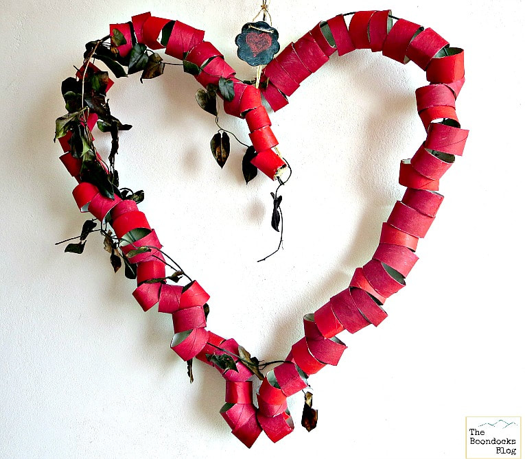 A heart craft idea made from upcycled wire and toilet paper rolls. A budget-friendly Valentine's Day home decor idea.