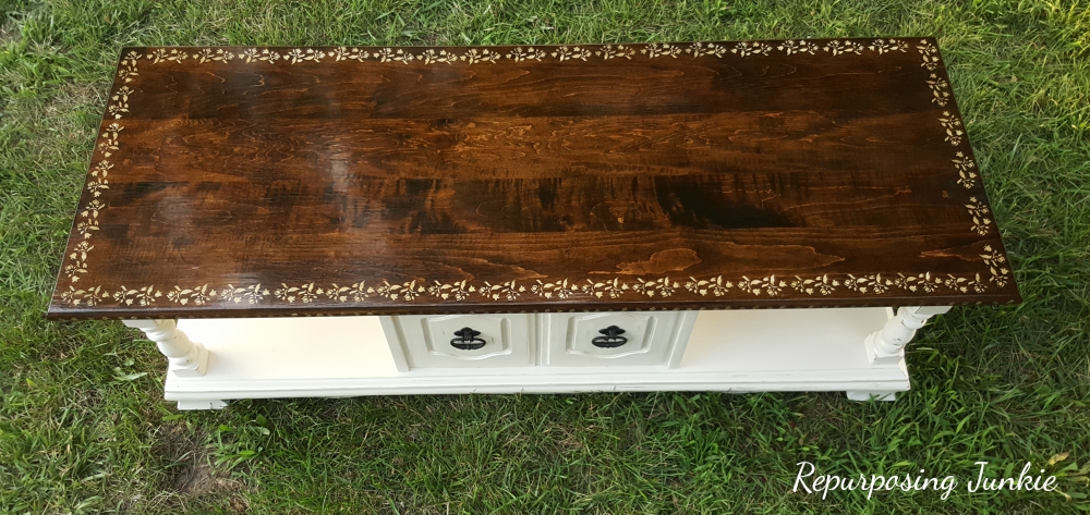 The grain of the wood shines through, a guest post from Repurposing Junkie, Curbside Coffee Table Makeover www.theboondocksblog.com