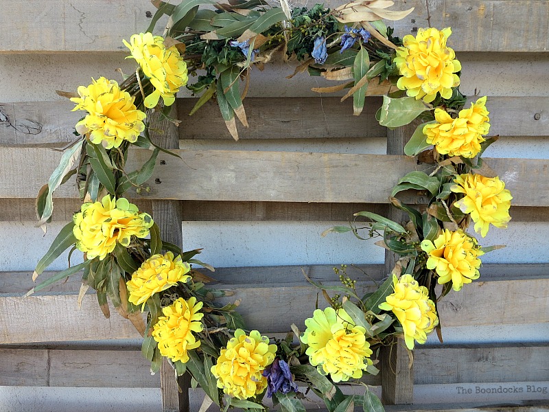 Finished easy fall wreath, Easy Fall Wreath Int'l Bloggers Club www.theboondocksblog.com