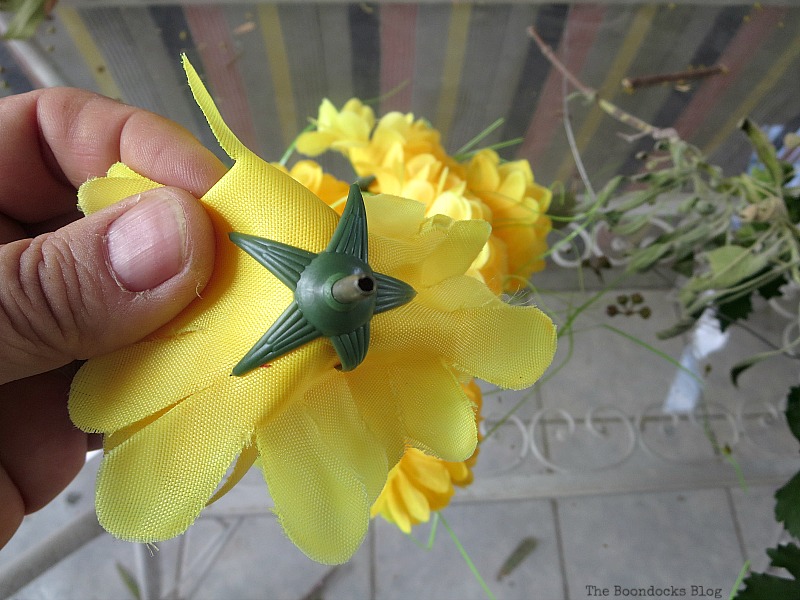 Removing the top of flower from the stem, Easy Fall Wreath Int'l Bloggers Club www.theboondocksblog.com 