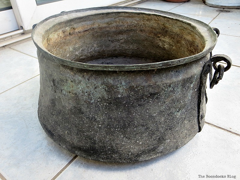 The antique cauldron before, A repurposed Antique Cauldron for Christmas theboondocksblog