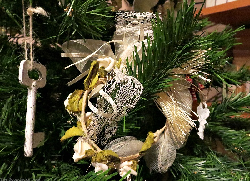 Wedding favors turned into ornaments, How to Upcycle your Christmas Tree on the cheap, www.theboondocksblog.com
