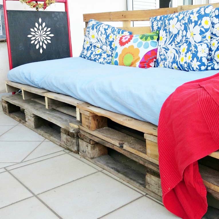 Quickly Make A Super Easy Pallet Couch The Boondocks Blog