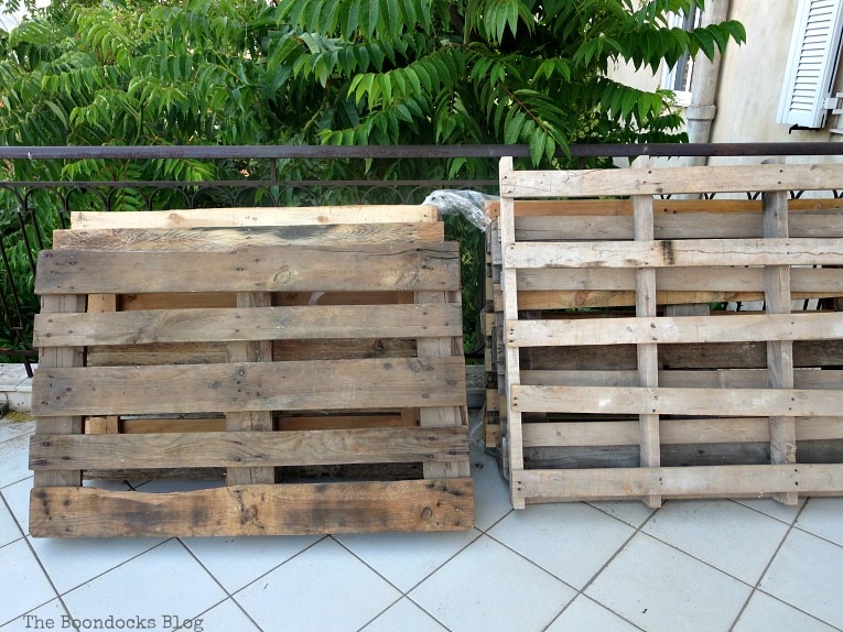 Pallets. Quickly Make a Super Easy Pallet Couch www.theboondocksblog.com