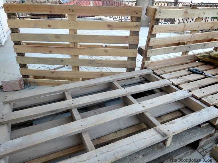 switching the pallets around, Quickly Make a Super Easy Pallet Couch www.theboondocksblog.com