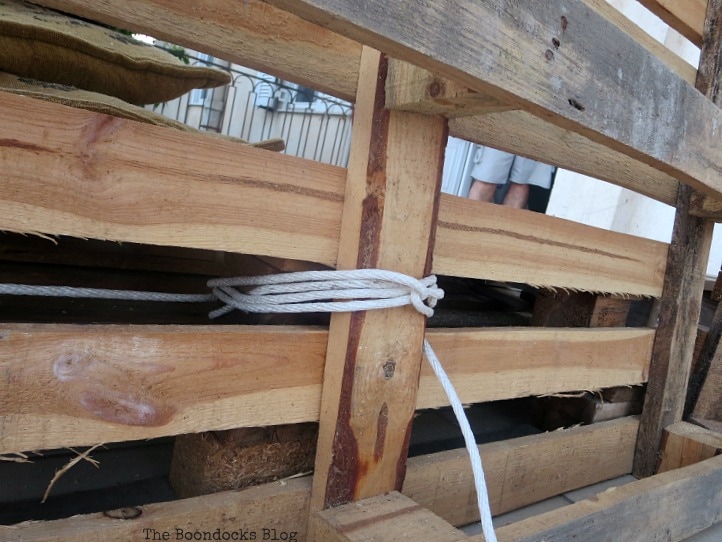 tying the pallets together to form a backrest, Quickly Make a Super Easy Pallet Couch www.theboondocksblog.com