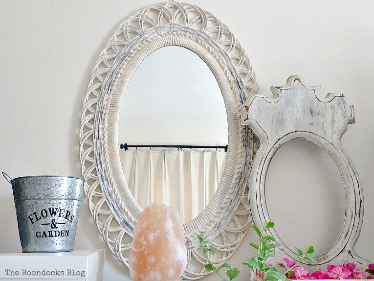 Oval Plastic Mirror frame in shabby chic, vintage style, #Mirrorframemakeover #Shabbychicmirror #Vintagelookmirror #chalkyfinishpaint #paintingoverplastic #easyupcycle How to Save a Plastic Mirror from the Yard Sale www.theboondocksblog.com