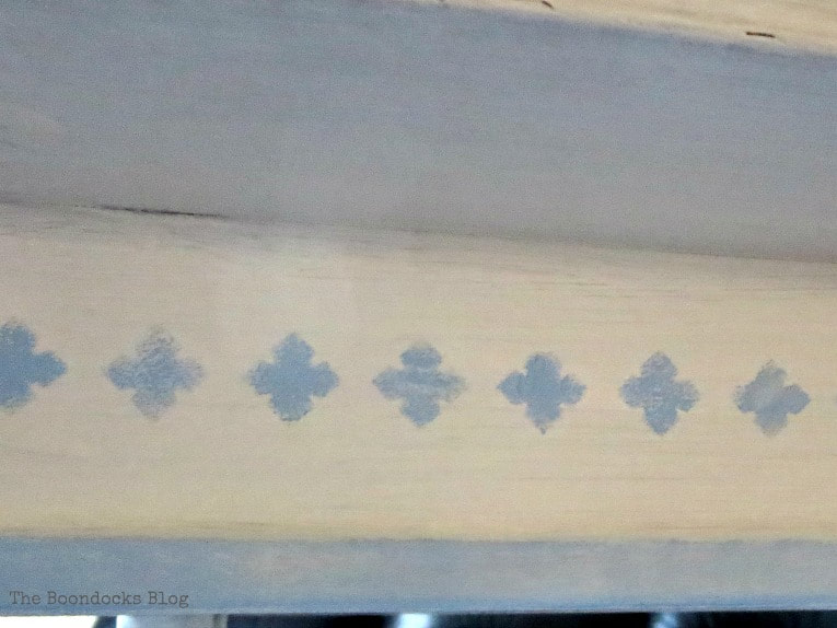 Adding details to the sides of the table, How to Give your Old Table a New Look with Stencils, the boondocksblog.com