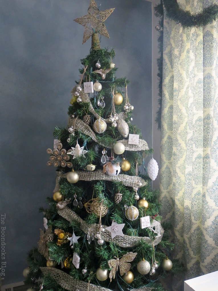 Christmas tree decorated with shiny, glittery ornaments that sparkle, #ChristmasTree #ChristmasTreeDecor #GlitterChristmasTree #SparkleChristmasTree #ChristmasTreeOrnaments It's all About the Sparkle of the Christmas Tree www.theboondocksblog.com