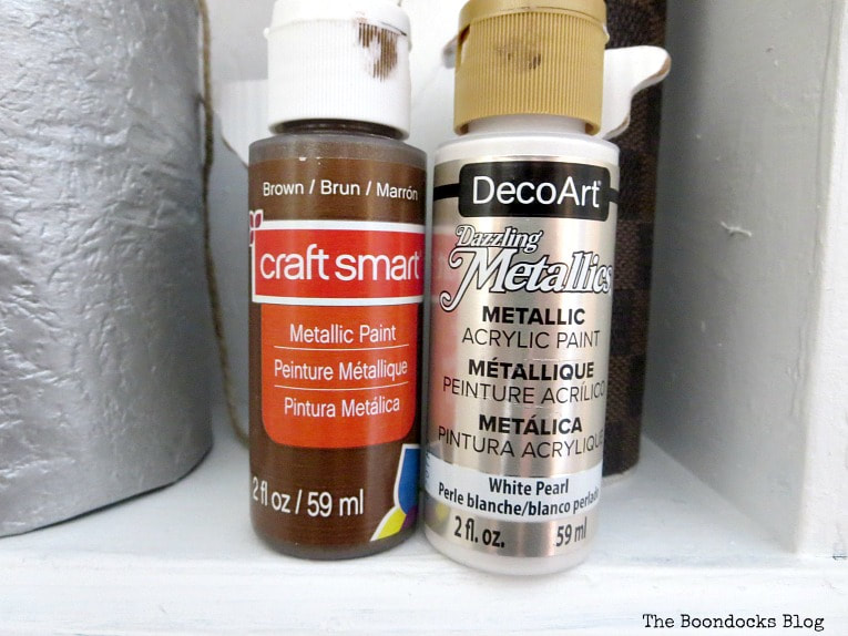 metallic paints, How to Make a Christmas Wreath with Metallic Accents, www.theboondocksblog.com
