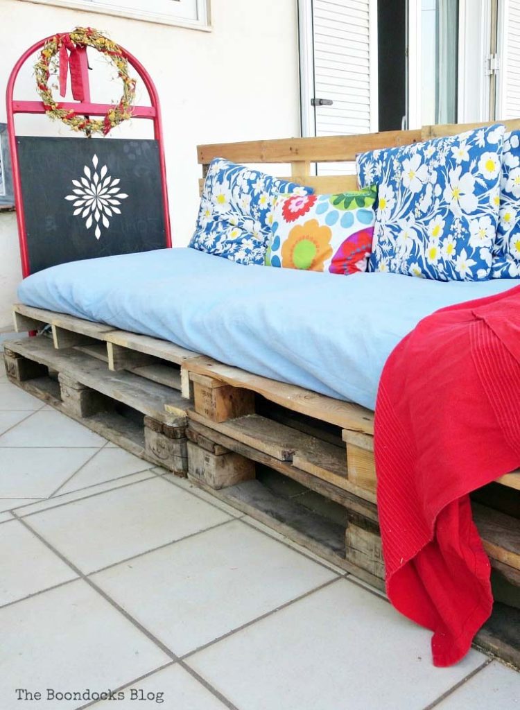 Quickly Make A Super Easy Pallet Couch